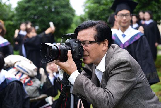 武科大老师坚持为学生拍照40多年 照片存了200万张