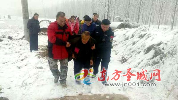 警方 网友 媒体三方爱心传递 大雪中帮助走失老人安全返家