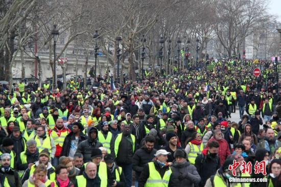 巴黎警方拘捕100余名“黄背心”抗议活动参与者