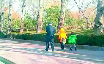 7岁娃带4岁妹独走街头,暖心民警伴走1小时护俩人回家