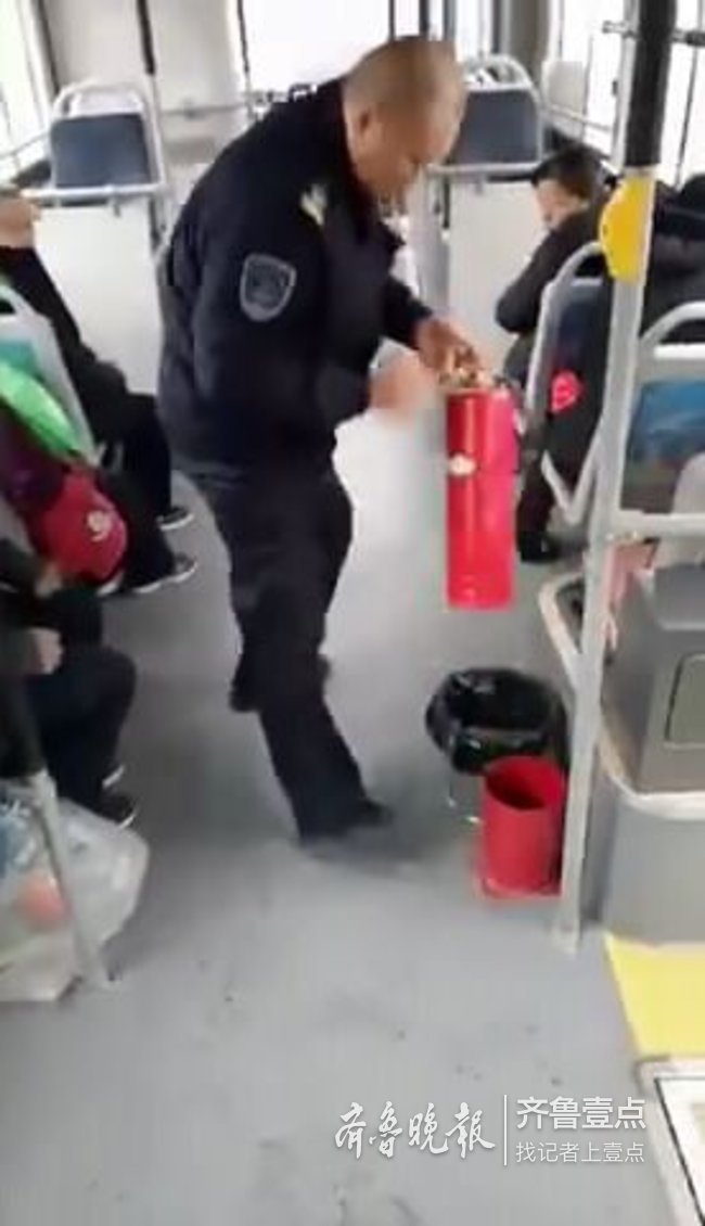 小汽车街头自燃,济南仨公交司机用6个灭火器将火扑灭
