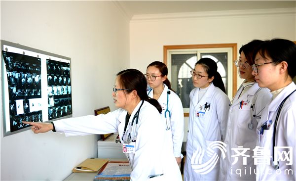 仲琳（左一）团队研究患者病情