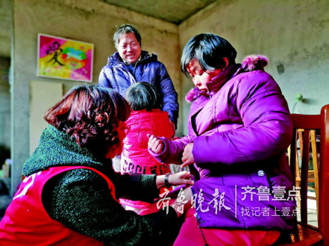 “寒冬送暖”走进济南南山，五岁女孩换上崭新羽绒服