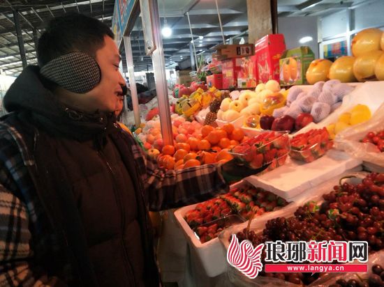 临沂草莓批量上市每斤23元左右 价格高于去年同期