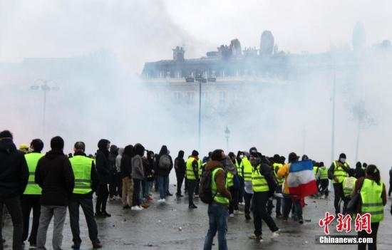 巴黎8000人再度走上街头抗议，警方施放催泪瓦斯