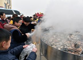 威海：3米大铁锅蒸600斤牡蛎 千人共享免费大餐