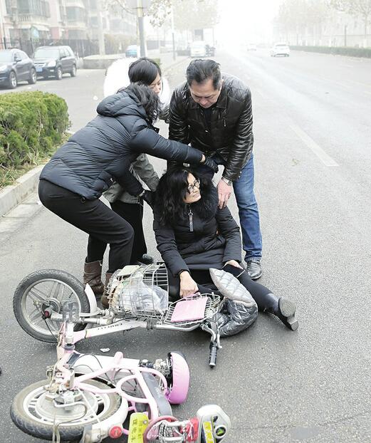 济南：女子骑车不慎摔倒在地 母女热心相助不留名