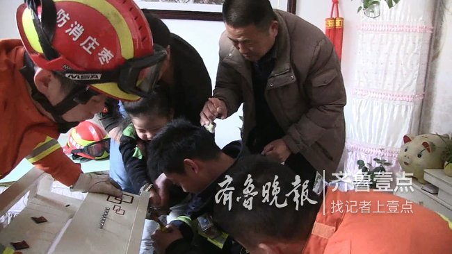 4岁女孩因贪玩手指被桌腿圆孔卡住,枣庄消防紧急解围