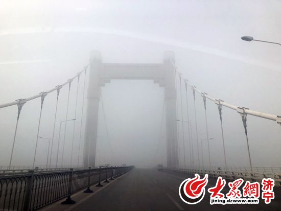 济宁发布大雾橙色预警 能见度不足200米