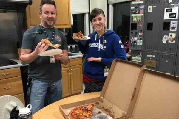 美政府关门员工无薪工作 这国订了数百张披萨送到美国