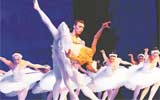 精彩精湛此城此夜 俄罗斯柴可夫斯基芭蕾舞团经典名剧《天鹅湖》昨晚上演