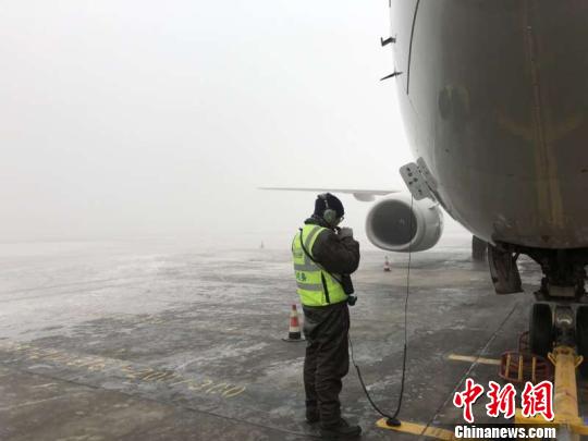 乌鲁木齐国际机场冻雾致3000余名旅客滞留