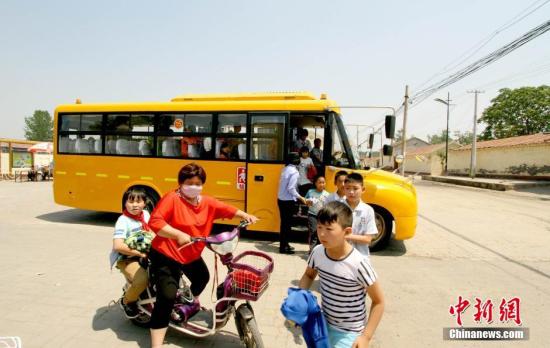官方：坚决禁止中小学生和幼儿乘坐“黑校车”