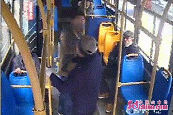 男子殴打驾驶中公交车司机 现被依法刑拘