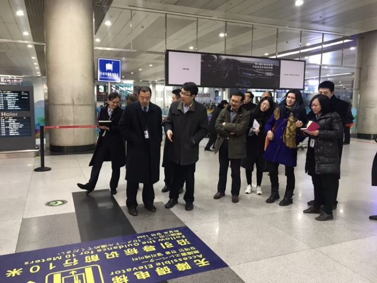 市政府外办组织外语专家赴青岛流亭国际机场检查外语标识