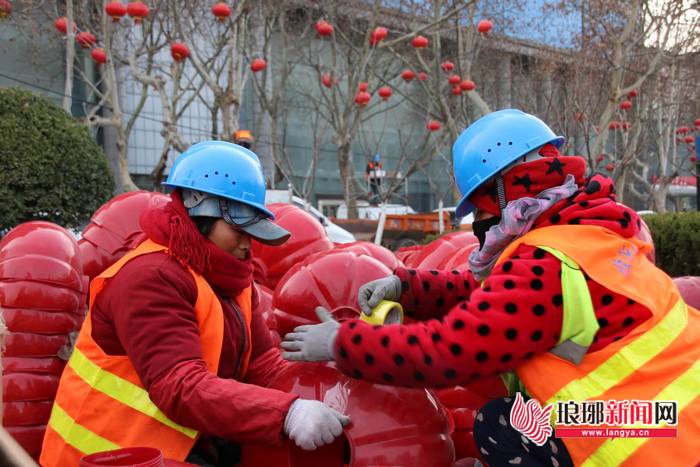 临沂：大红灯笼挂起来 春节亮化工程施工紧张中