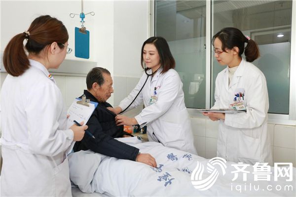 烟台山医院心血管内三科杨芳副主任为心脏病患者诊治