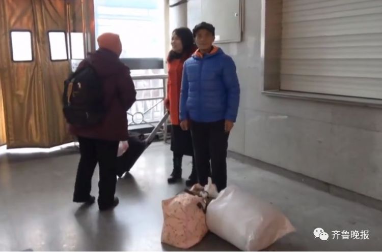 儿子在杭州买房，淄博七旬老人扛60斤面粉探亲