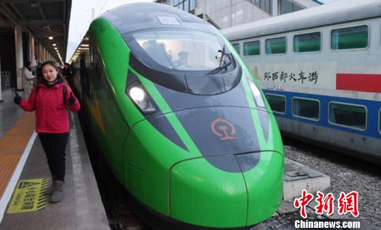 兰渝铁路迎首个“动车春运” 加速旅客回家路