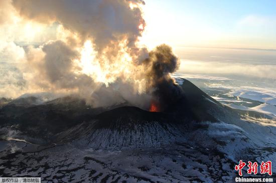俄火山沉寂一年多后喷发 火山灰高达海拔1万米