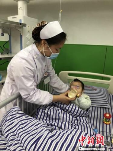 江西一名男婴被弃医院9个月 其父自首其母接回孩子