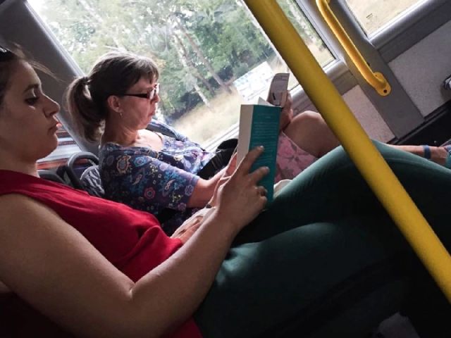 第一调查|听歌、切菜、打游戏……你真以为外国人坐地铁都看书呢？