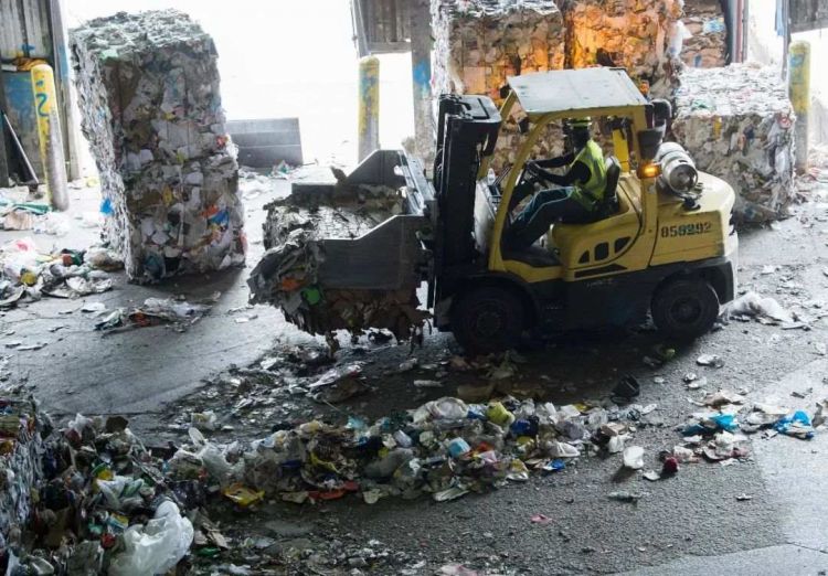 中国拒收“洋垃圾” 美国小镇快“受不了”了