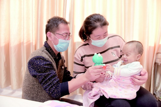 父亲跨血型捐肝救回六月娃，此类手术在省内尚属首例