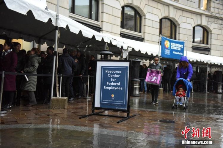 美政府停摆持续 联邦雇员雨中领援助午餐