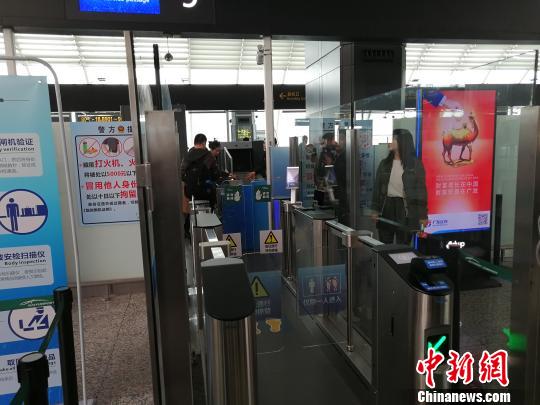 中国民航首条“自助智能安检通道”在广州启用