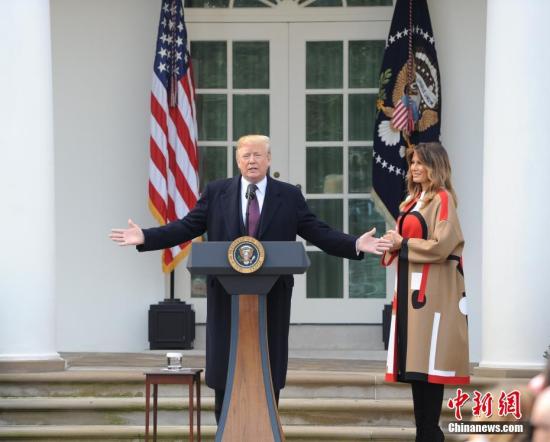 特朗普同意暂开美国政府三周 同时修墙费还要谈