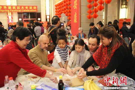 包饺子、看表演、逛庙会 中外居民北京“过大年”
