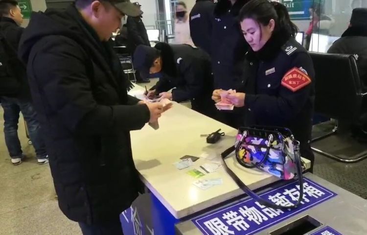 拎多件行李过安检，一旅客把两万块钱落在济南火车站