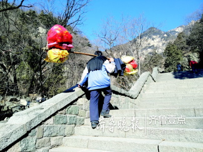 泰山挑山工的春节:给山上备足货物才能安心回去过年