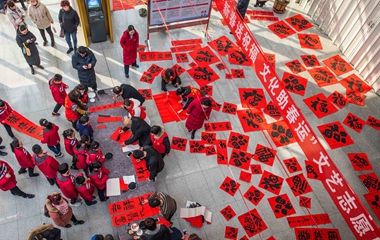 潍坊：青州书法协会志愿者候车大厅现场泼墨送祝福