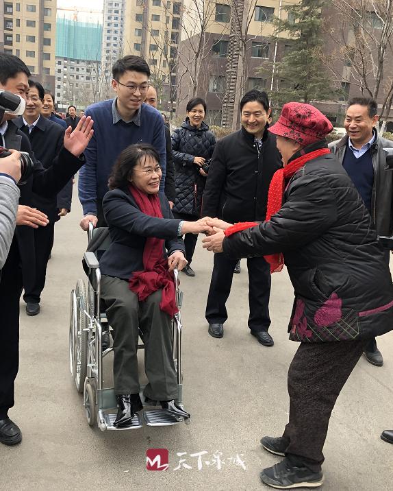 张海迪到济南市历城区走访残疾人家庭 