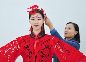 聊城民间艺人设计剪纸新春服饰 颇受多国友人喜爱