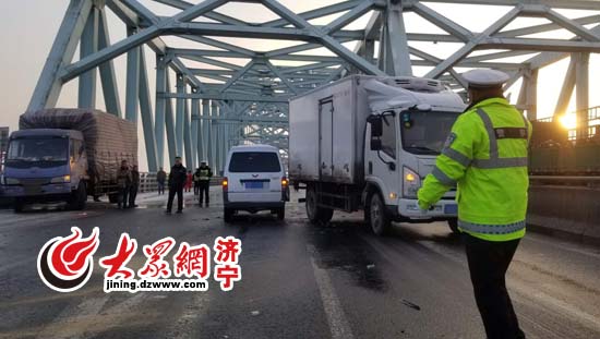 济宁京杭特大桥发生多车相撞事 注意行车安全