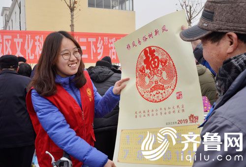 1月30日，在滨城区“三下乡”活动现场，志愿者给群众发放年画，倡导“移风易俗,树立新风”