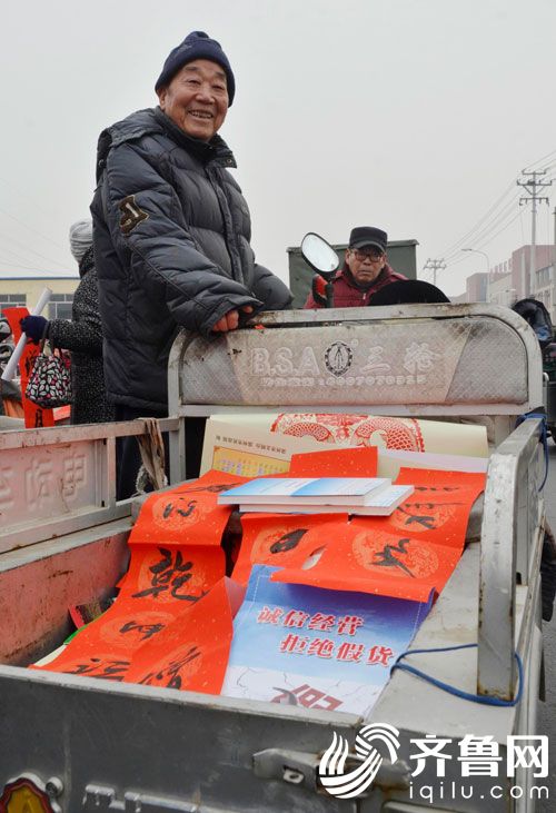 1月30日，在滨城区“三下乡”活动现场，一位赶集群众的三轮车上摆满了春联及宣传资料