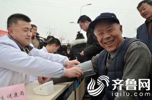 1月30日，在滨城区“三下乡”活动现场，享受测量血压义诊服务的群众脸上挂满开心地笑容