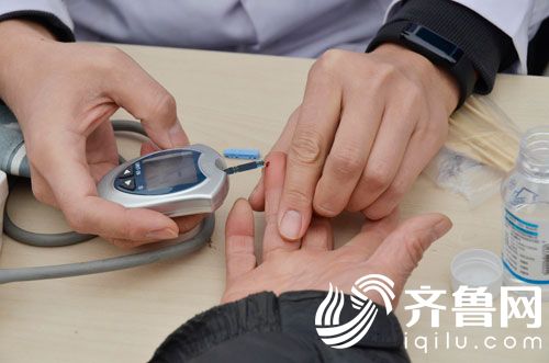 1月30日，在滨城区“三下乡”活动现场，医务人员在给群众测血糖