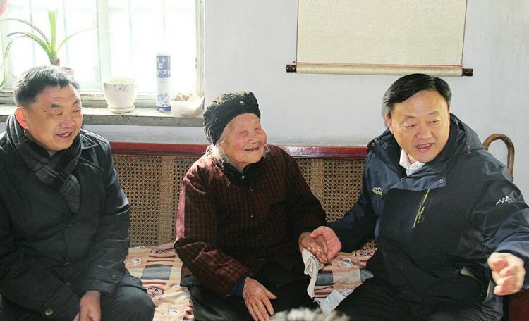 济南市各级老龄部门走访慰问百岁和困难老人