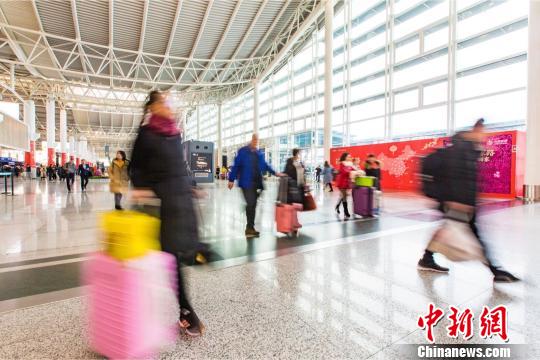 杭州机场迎春运客流高峰 东南亚加班包机量明显增长