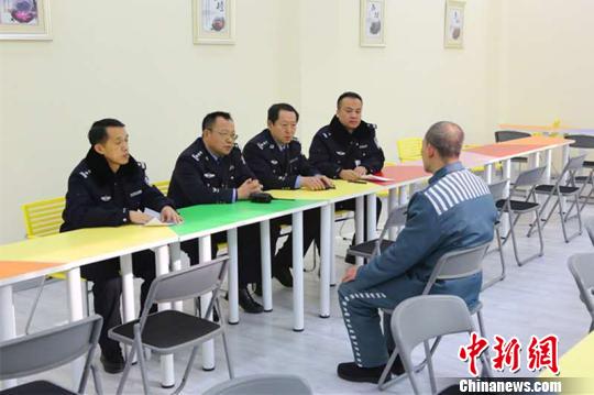 辽宁省监狱组织服刑人员离监探亲 回家过春节