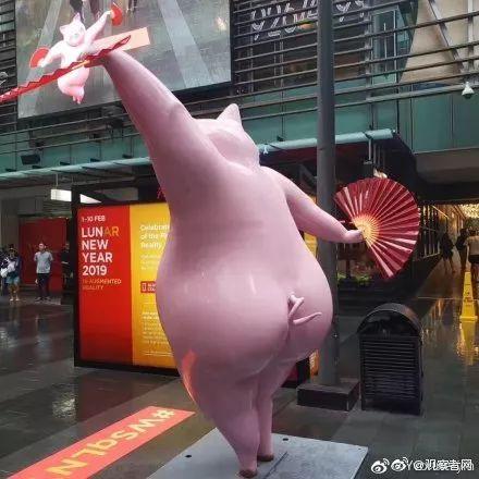 悉尼一广场摆出拿着中国传统扇子的卡通猪造型 网友：妩媚