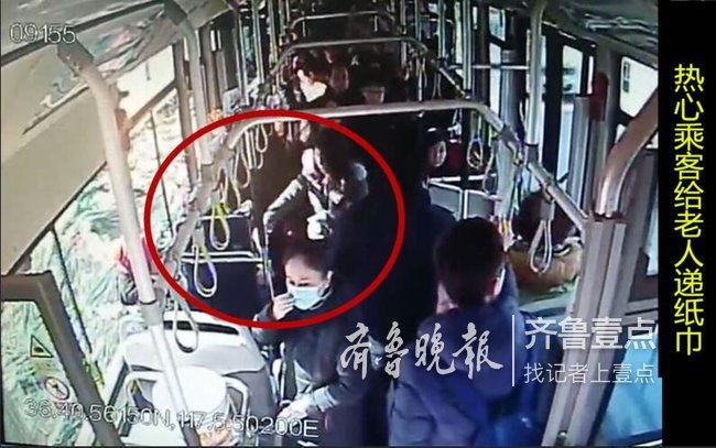 济南公交车上老人突然眩晕昏厥，司机乘客合力救助