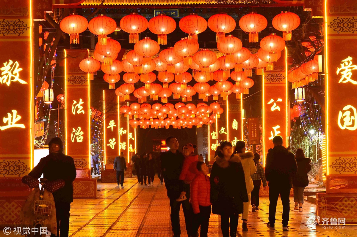 2月3日晚,青州市大街小巷张灯结彩,一派喜庆节日氛围.