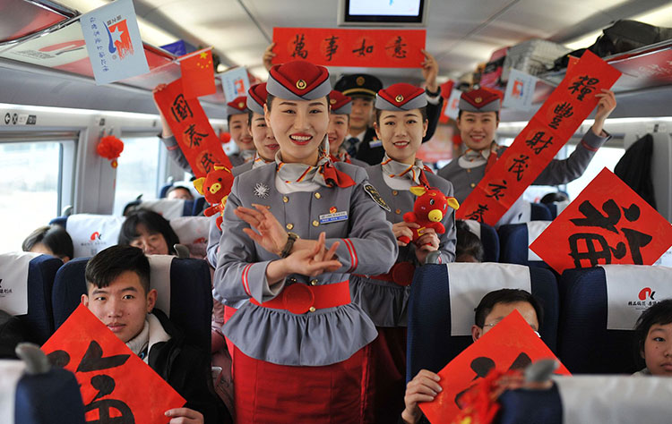 青岛：乘务人员与旅客欢乐互动 高铁车厢内年味浓浓