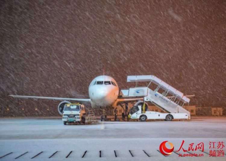 南京迎来强降雪 机场8日早晨恢复起降